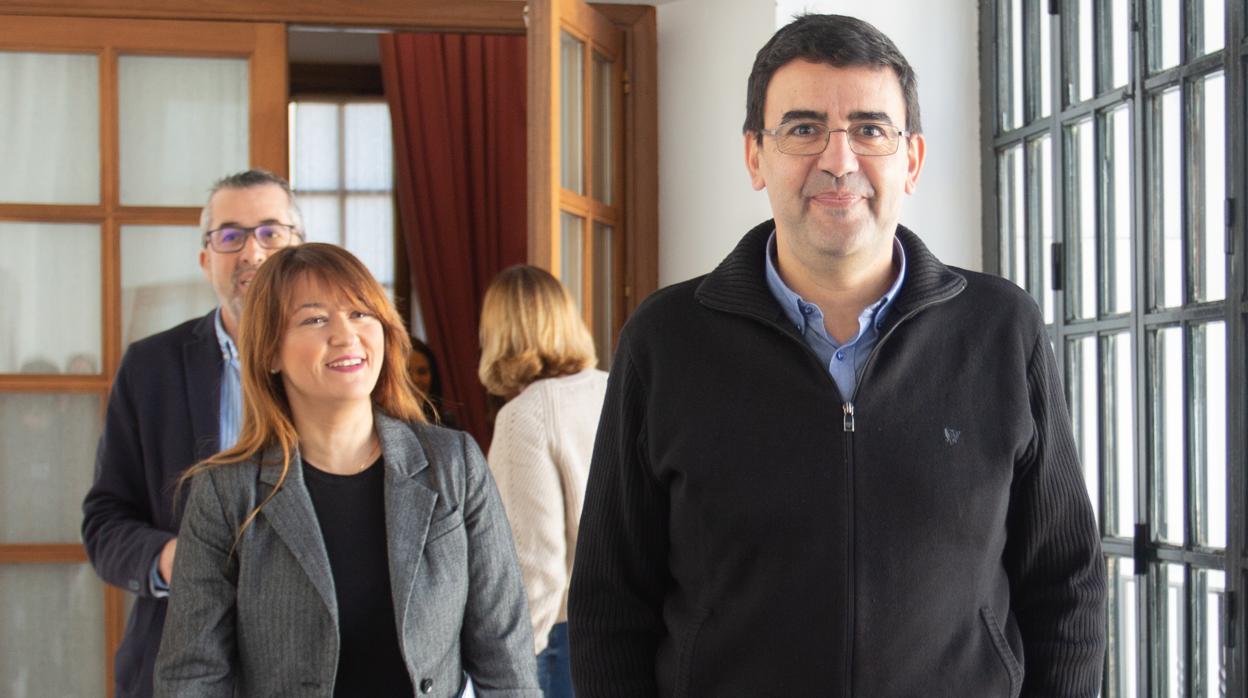 En primer plano, el socialista Mario Jiménez