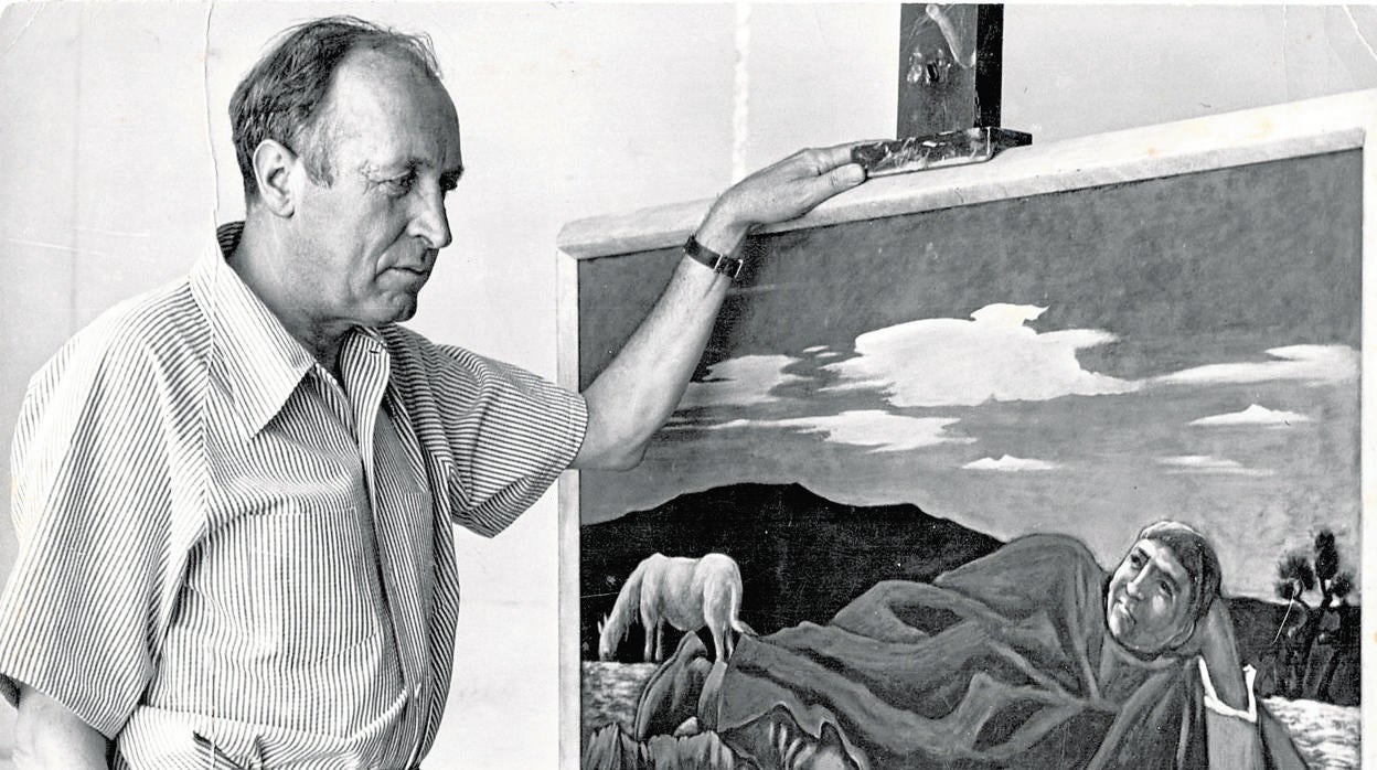 Moya del Pino, ya en su madurez, posa delante de una de sus obras