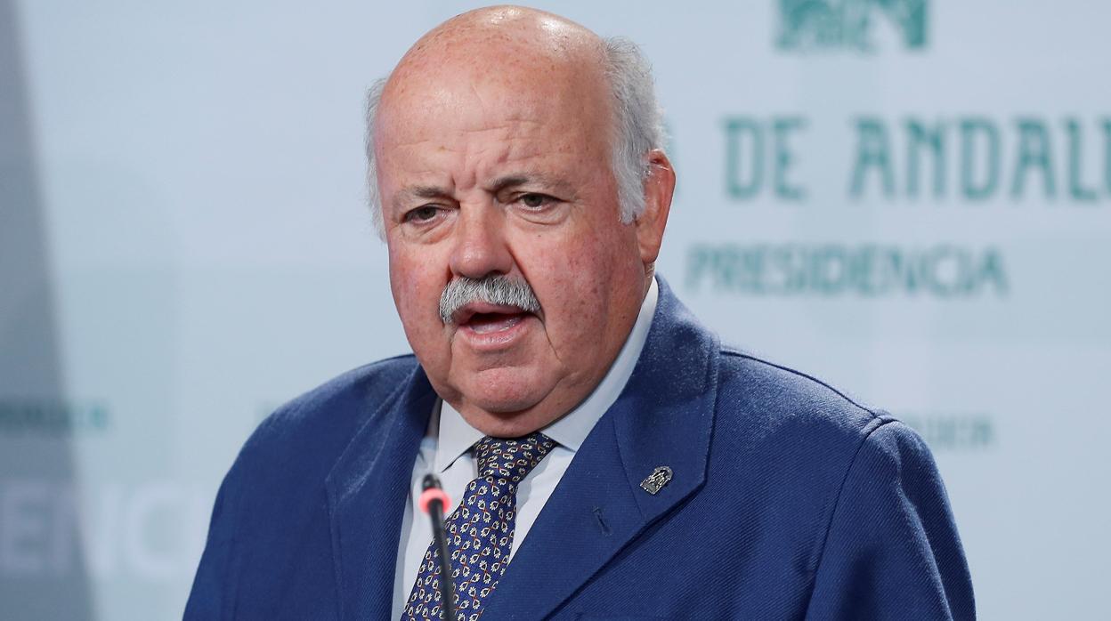 El consejero de la Presidencia y portavoz, Elías Bendodo, junto al consejero de Salud, Jesús Aguirre