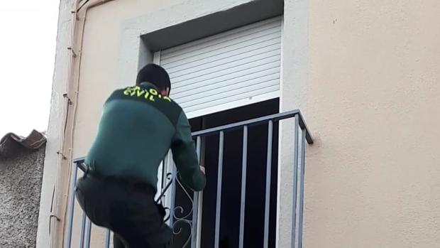 Una octogenaria convive varios días con su hija inconsciente en su vivienda de La Carolina