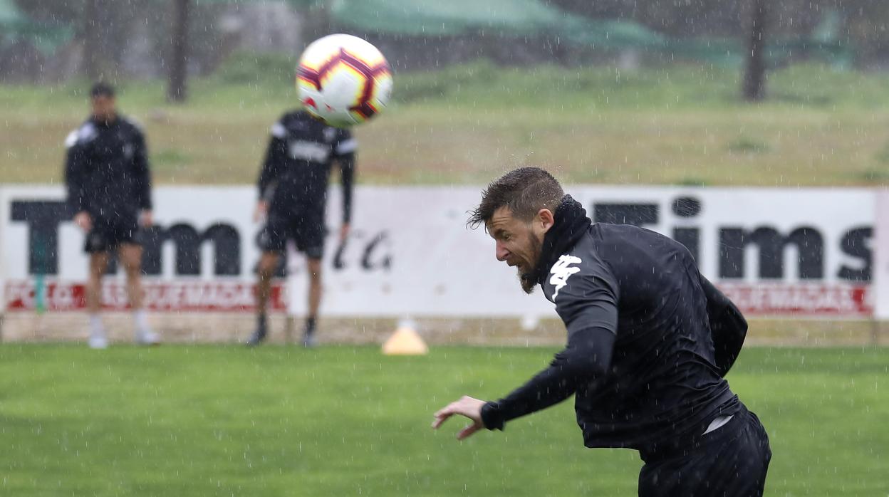 Herrero cabecea un balón