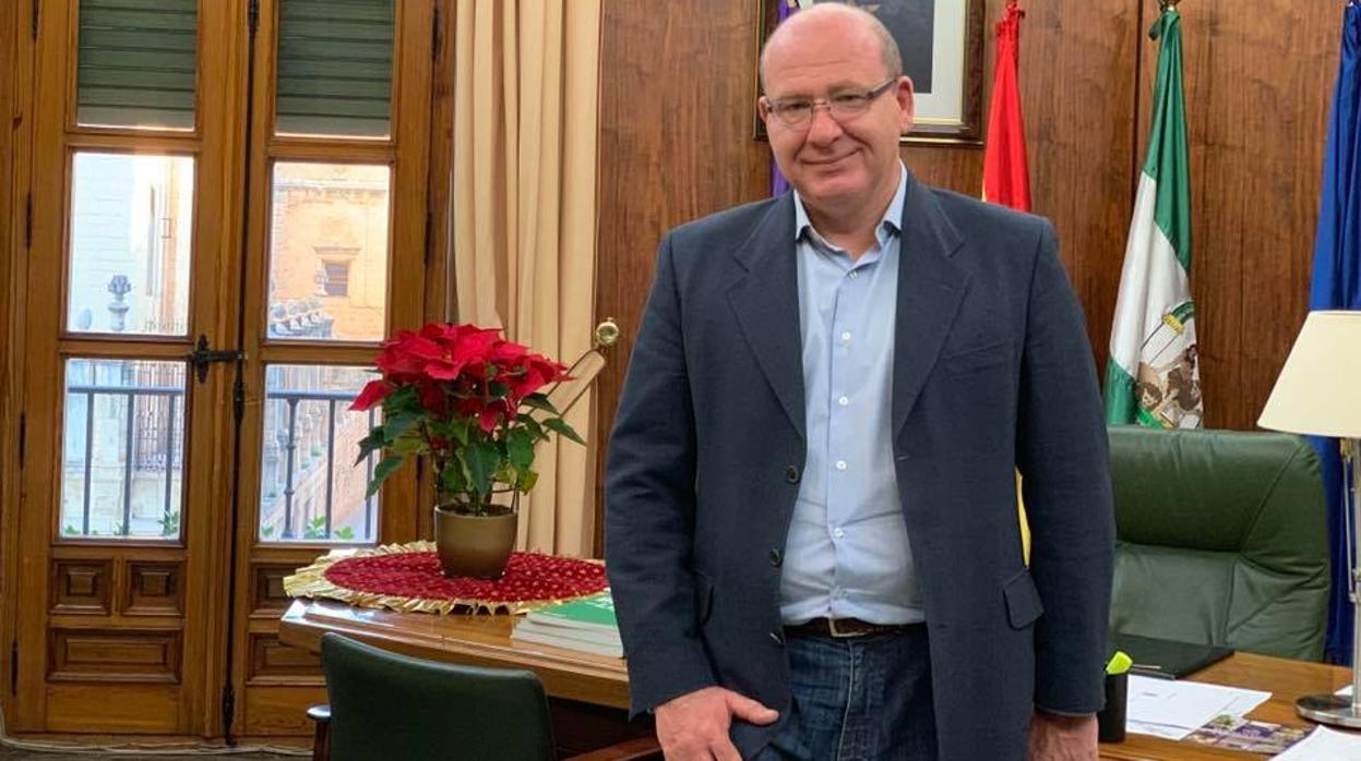 Javier Márquez, alcalde del PP, en su despacho