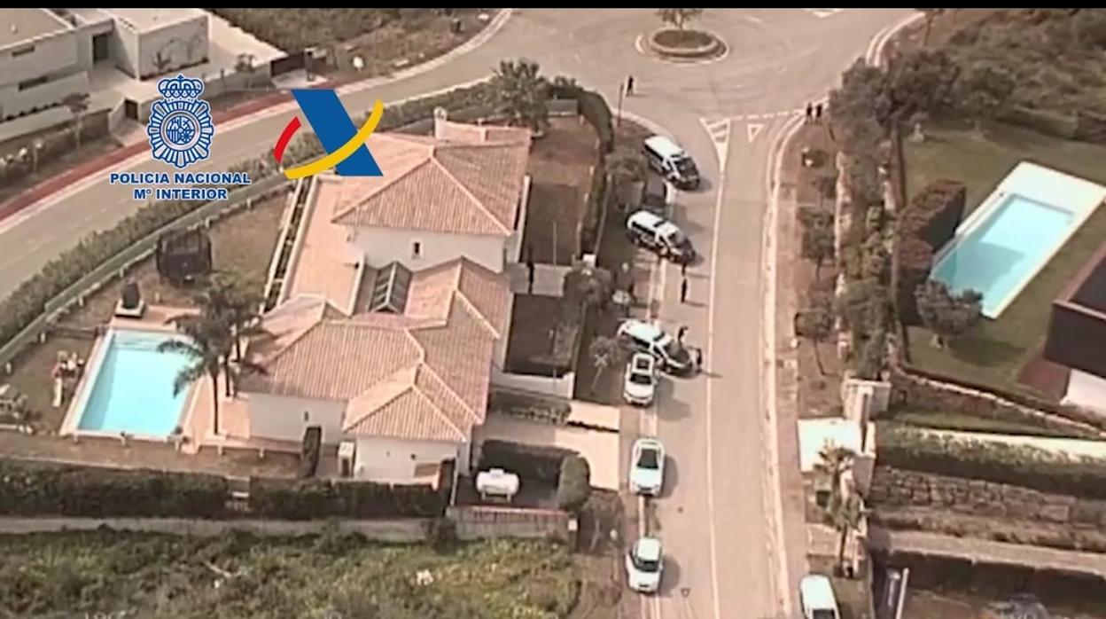A la izquierda, imagen aérea del chalet donde residía la detenida