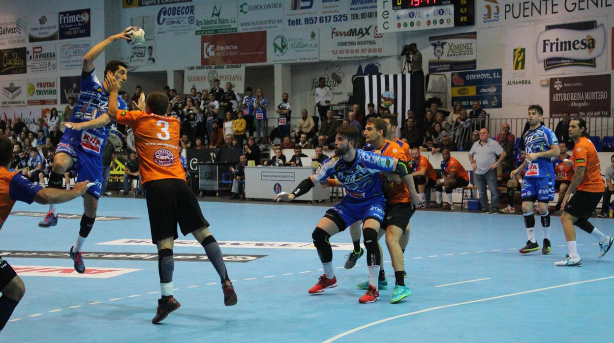 Rudovic busca un pase a Leo Almeida, en un ataque del Ximénez este miércoles ante el Benidorm