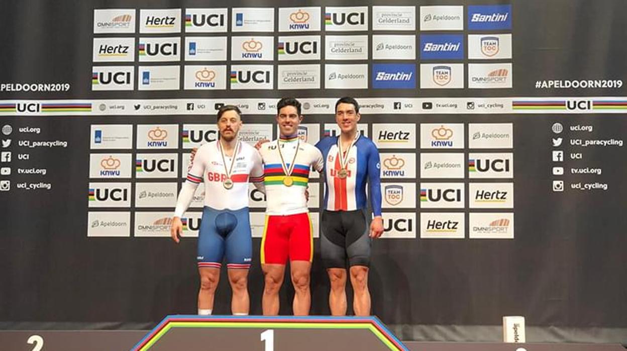 Alfonso Cabello con su quinto maillot arcoiris