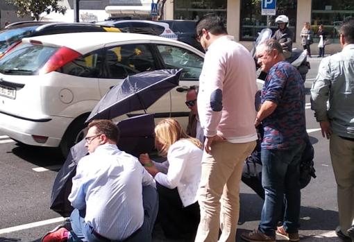 La alcadesa atendiendo a la accidentada en plena calle