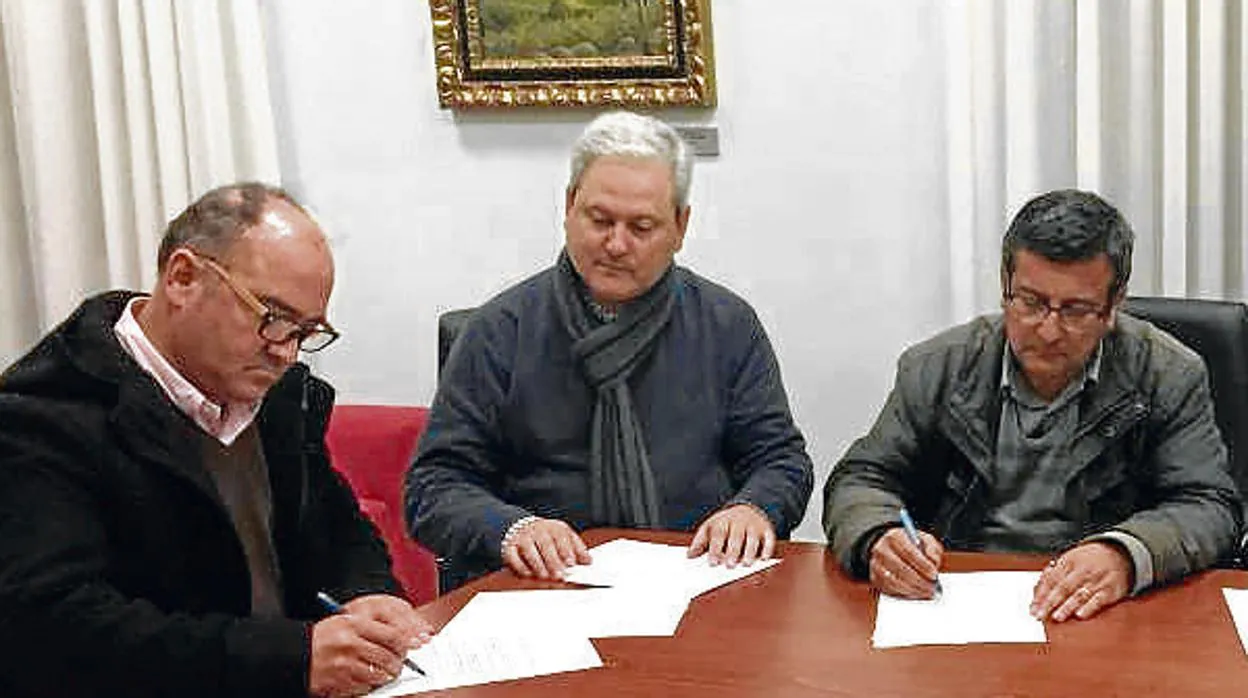 Firma del acuerdo de los ediles de la formación morada con el PSOE