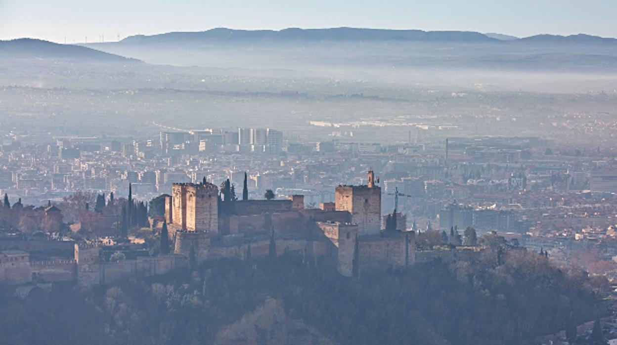 La habitual boina de contaminación se cierne sobre Granada.