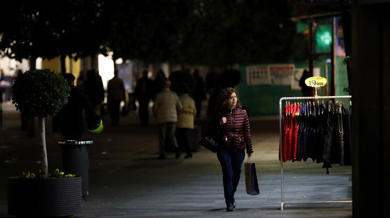 Una mujer pasea por Cruz Conde el pasado 6 de marzo