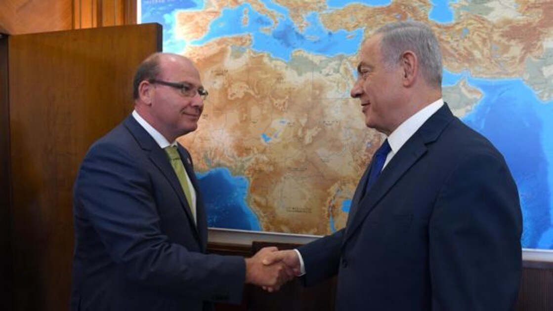 El primer ministro de Israel, Benjamín Netanyahu, saluda al alcalde de Jaén, Javier Márquez