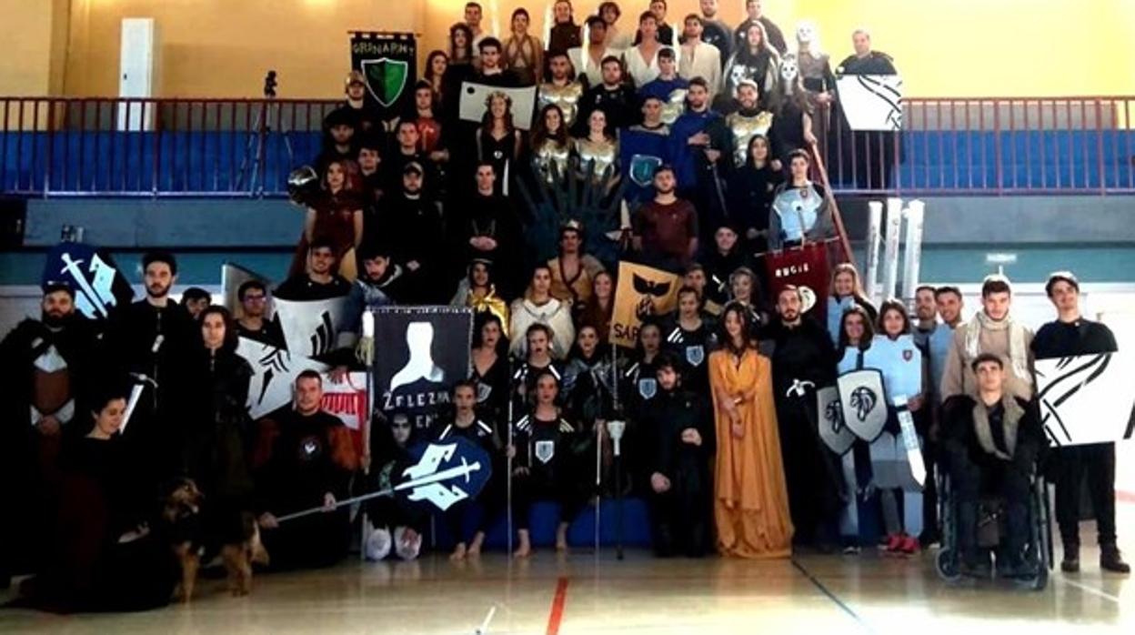 Alumnos de la Universidad de Granada, caracterizados como los personajes de «Juego de tronos»