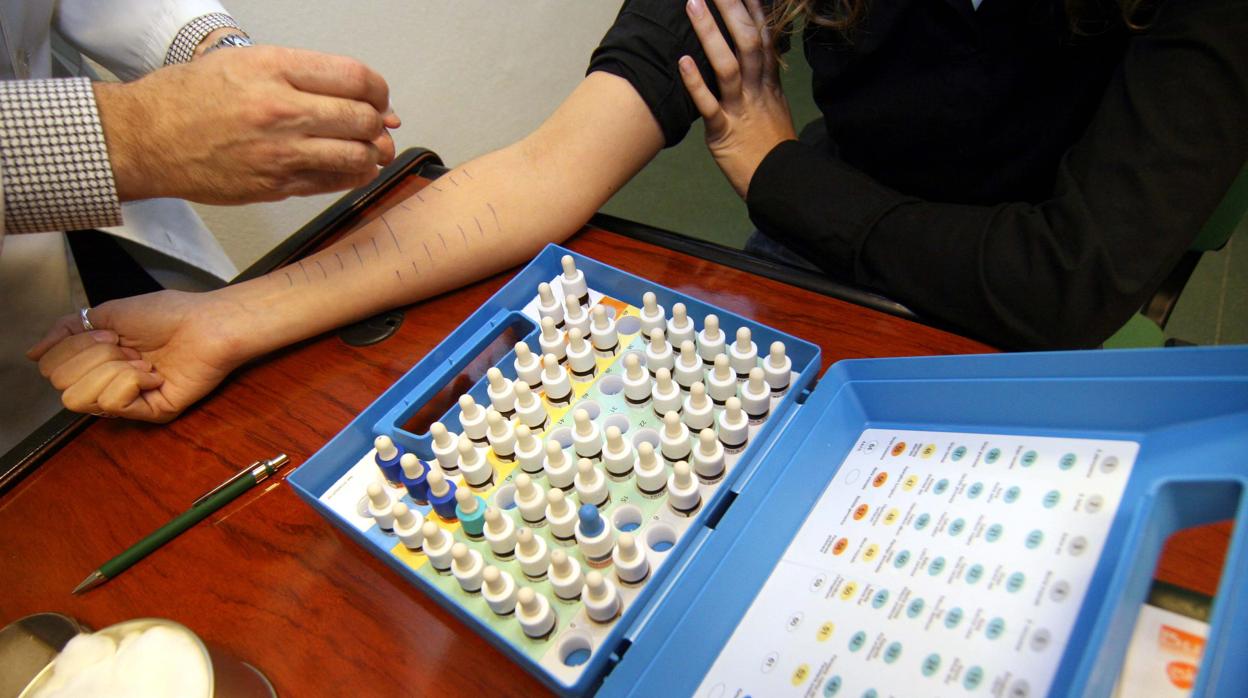 Un facultativo realiza las pruebas de la alergia a una paciente