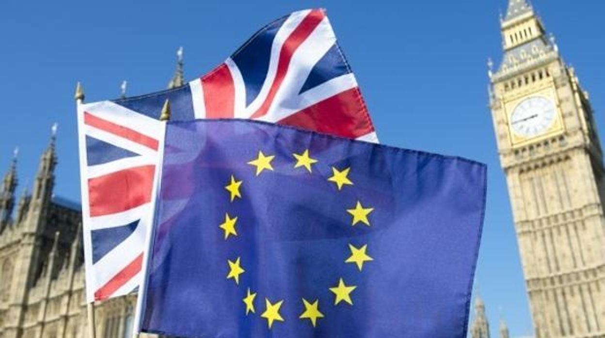 Una bandera del Reino Unido y otra de la UE ante el Parlamento británico