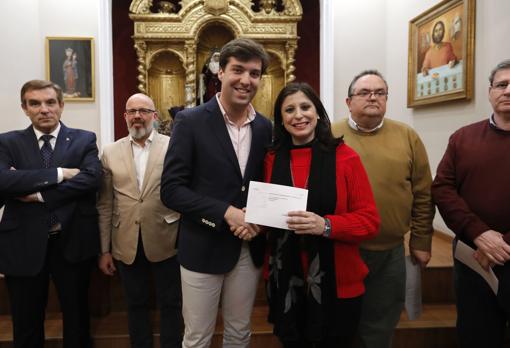 El hermano mayor de la Caridad hace entrega del donativo a Red Madre
