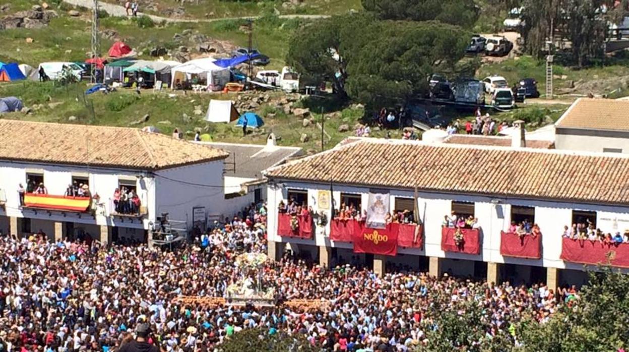 Decenas de miles de personas participan en la romería de la Virgen de la Cabeza
