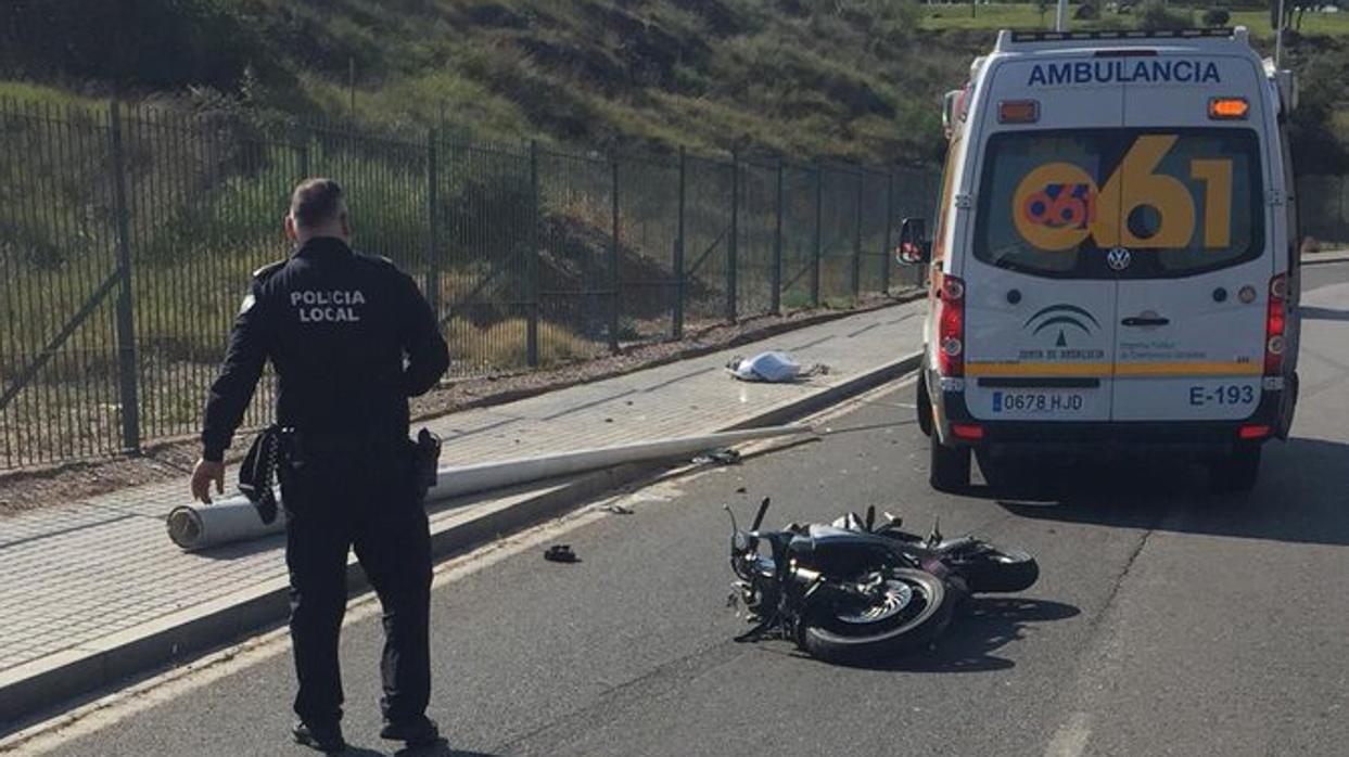 Imagen de la moto y la farola derribada tras el accidente