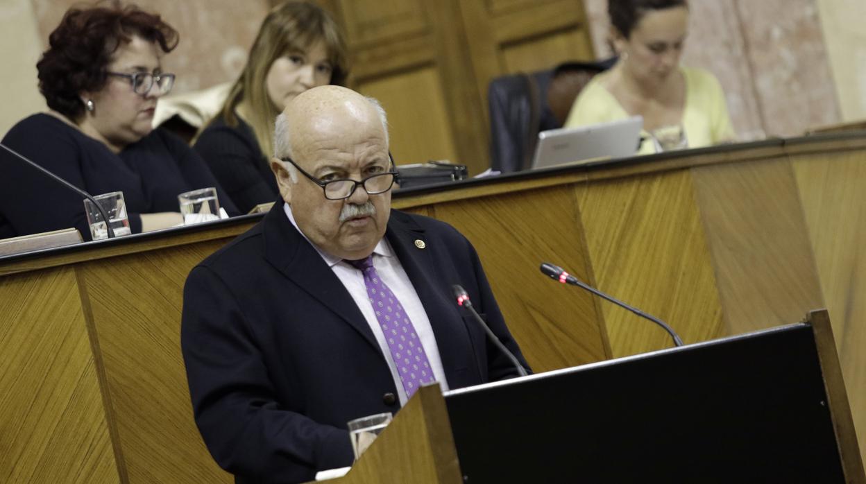 El consejero de Salud y Familias interviene en el Parlamento
