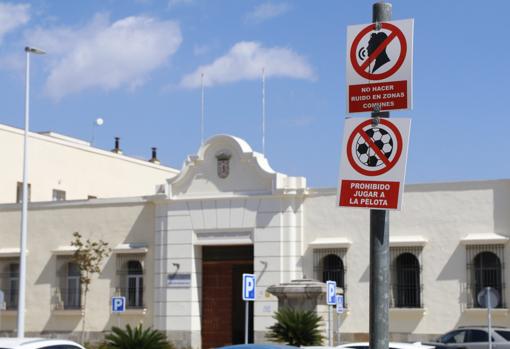 Plaza Mahatma Gandhi con varios carteles con prohibiciones del Ayuntamiento
