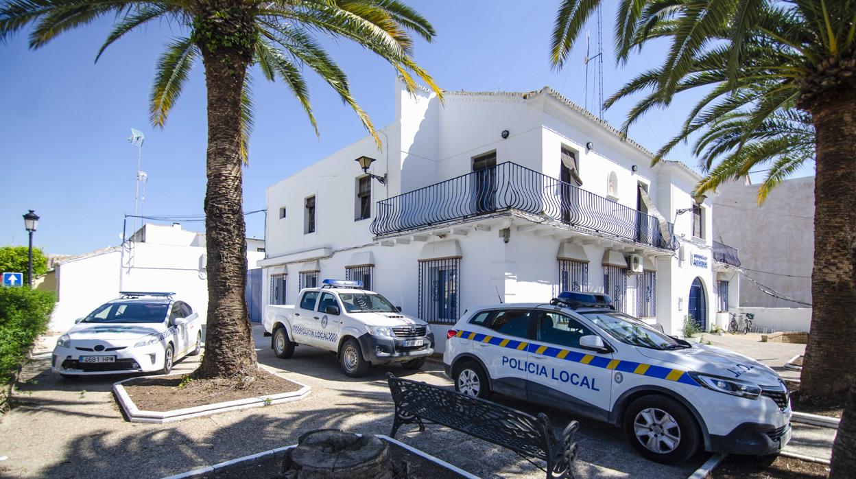 Instalaciones y vehículos en la Jefatura de la Policía Local en Almonte