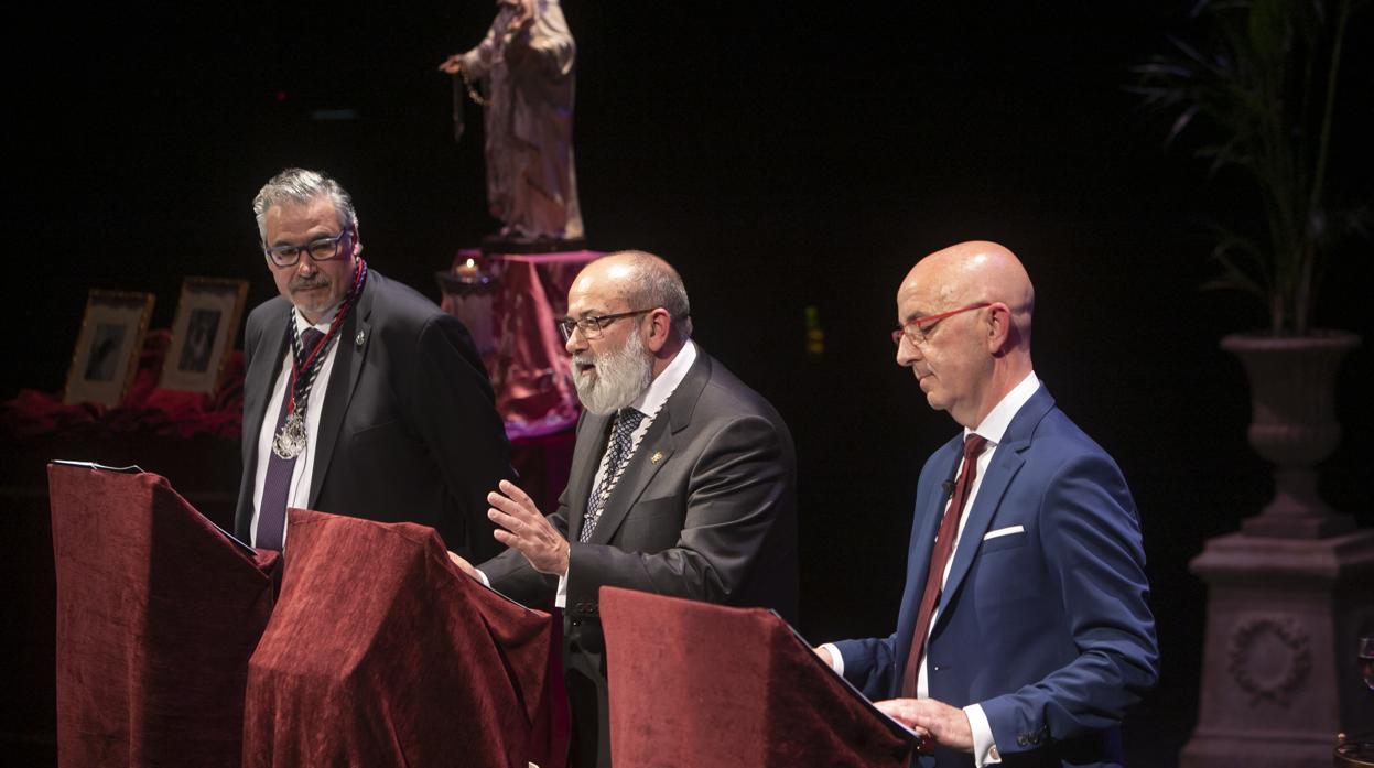 Miguel Ángel de Abajo, Antonio Capdevila y Ángel María Varo Pineda, en el Gran Teatro