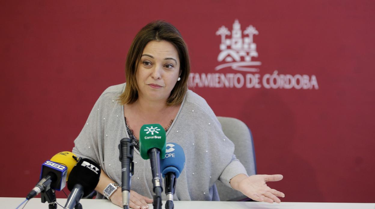La alcaldesa Isabel Ambrosio atendiendo a los medios de comunicación
