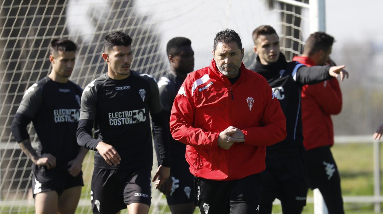 El entrenador del Córdoba, Rafa Navarro junto a un grupo de jugadores