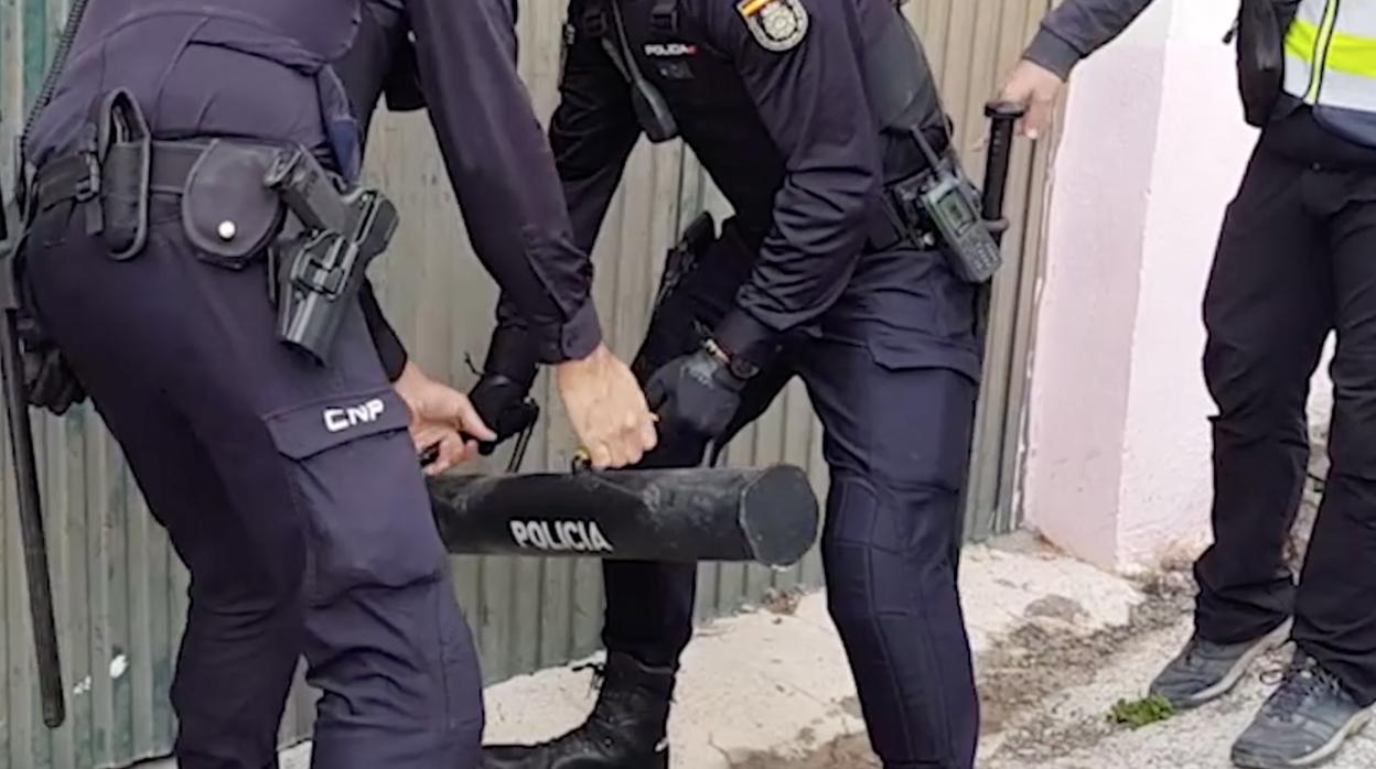 Los agentes localizaron las viviendas en las que se encontraban retenidos los menores inmigrantes.