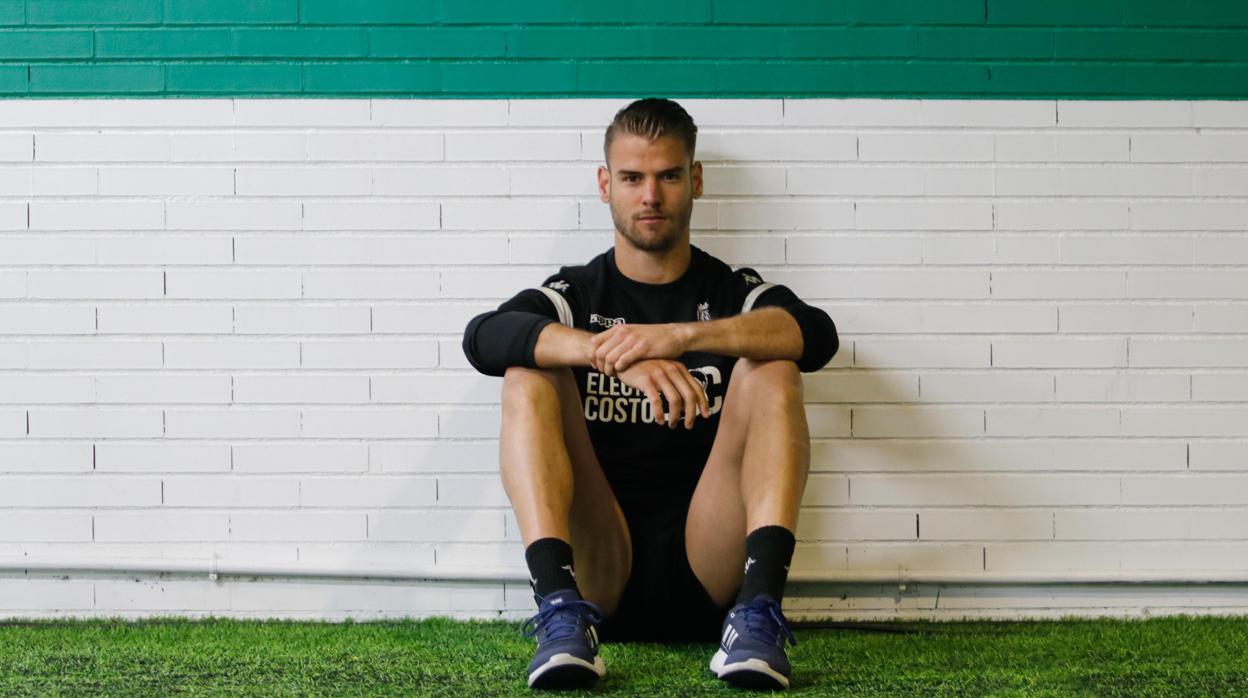 El portero del Córdoba CF Marcos Lavín posa para la entrevista con ABC