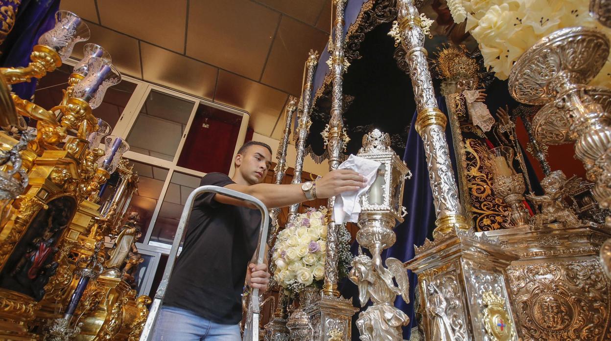 Preparativos de un paso ayer en Córdoba