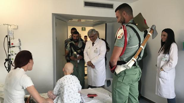 La Legión vuelve al hospital de Málaga para alegrar la Semana Santa de los niños ingresados