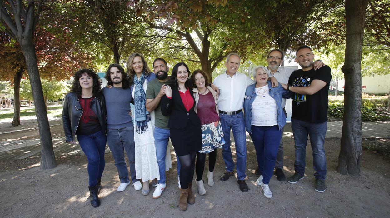 González, de negro en el centro, junto a los primeros puestos de Ganemos en Común