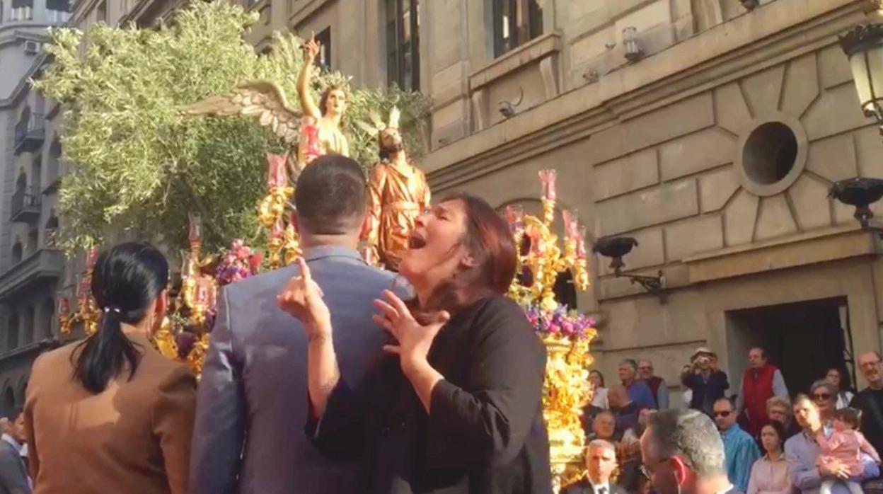 La intérprete de lengua de signos, Esther Ramallo, junto a los cantaores Sonia Leyva e Iván Centenillo, frente al Señor de la Cofradía del Huerto.