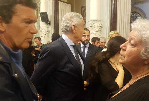 Antonio Banderas dando el pésame a la hija de Manuel Alcántara, Lola Porras