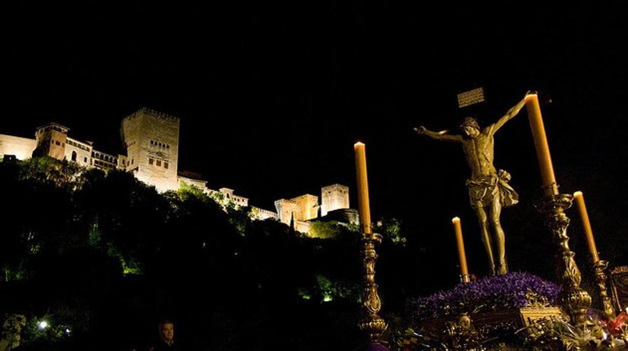La imagen del Cristo de los Gitanos de Granada ante la Alhambra, una de las más esperadas de la Semana Santa.