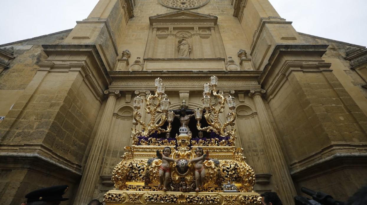 El paso de la Misericordia a su salida del templo