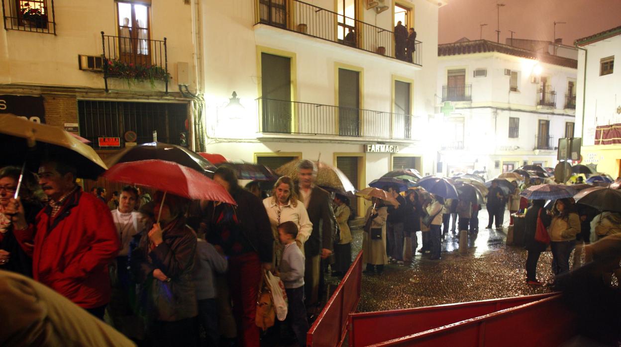 Cola de fieles para acceder a la basílica menor de San Pedro y contemplar la cofradía de la Misericordia