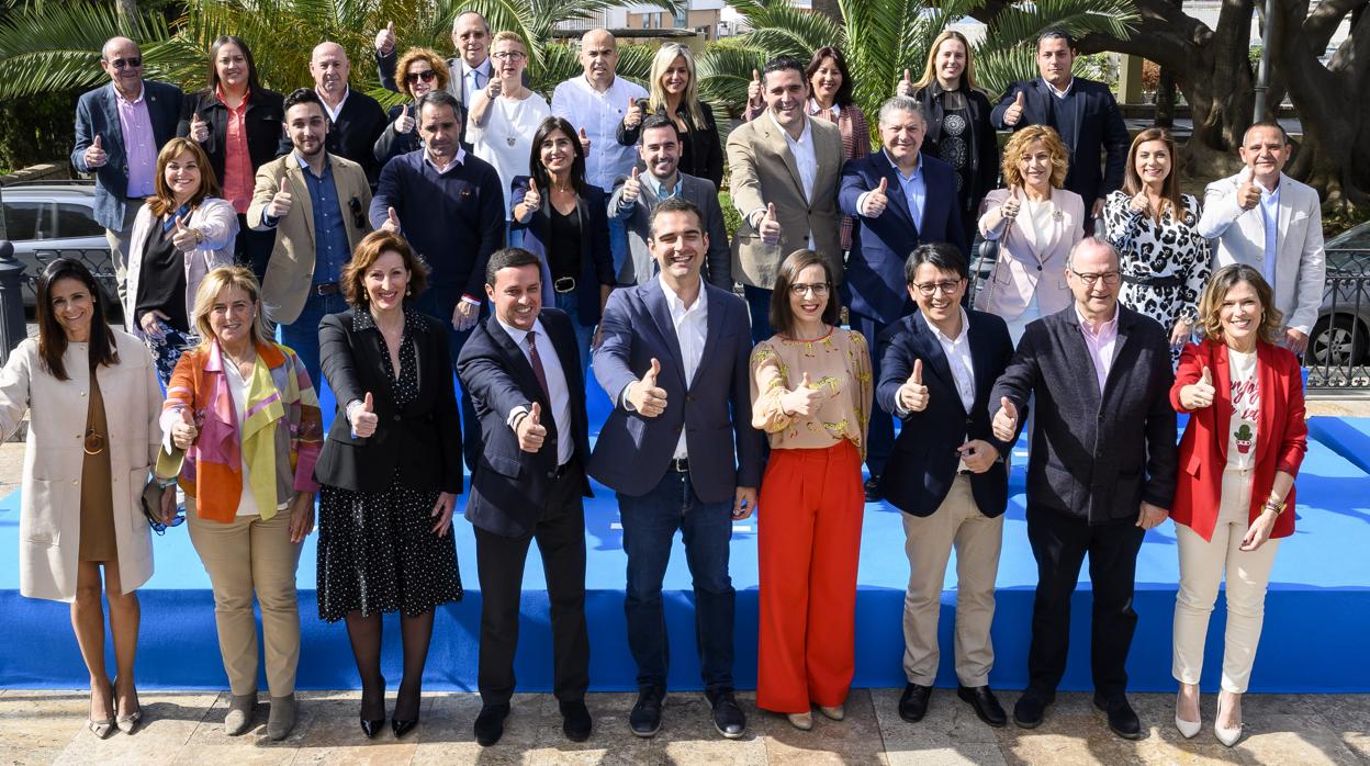 Los candidatos del PP a las próximas elecciones municpales en el Ayuntamiento de Almería.