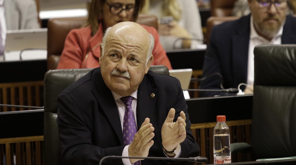 El consejero de Salud, Jesús Aguirre, durante un pleno del Parlamento andaluz