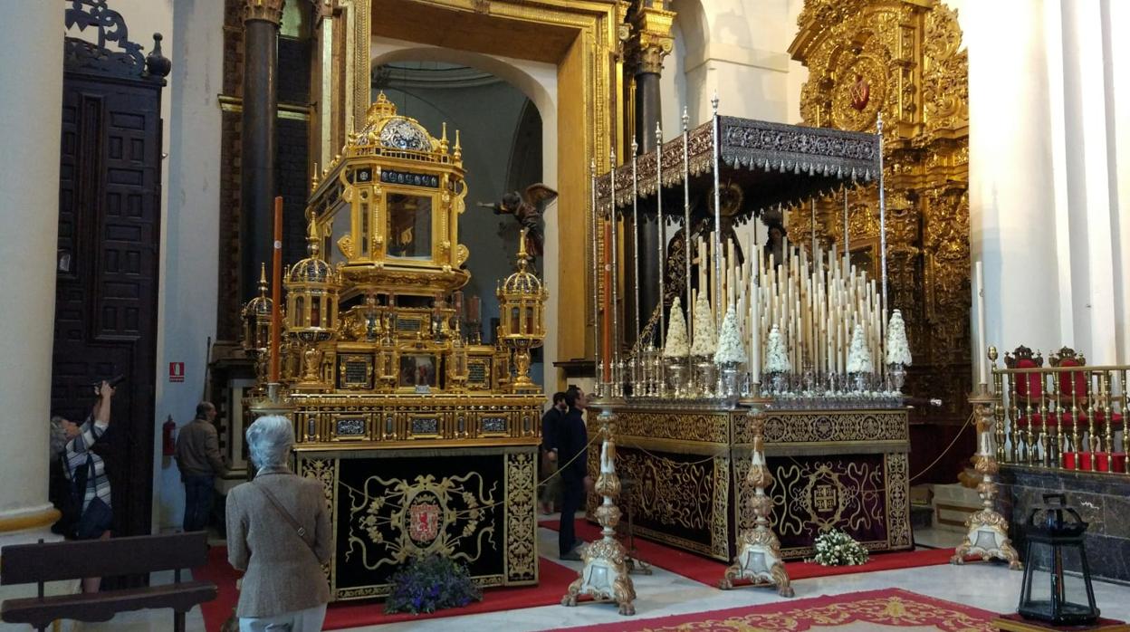 Los pasos de la hermandad del Santo Sepulcro, dispuestos en la iglesia de la Compañía
