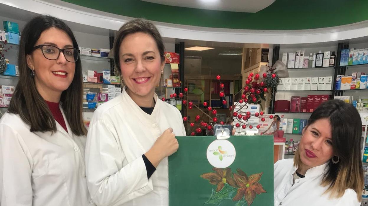 El equipo de la farmacia de Elena Galán, en su establecimiento en el Naranjo