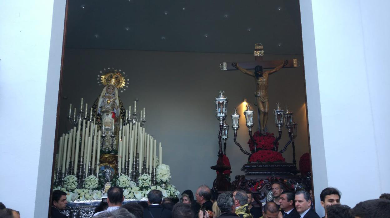 La Virgen de los Dolores y el Cristo de la Clemencia, tras suspenderse la estación de penitencia
