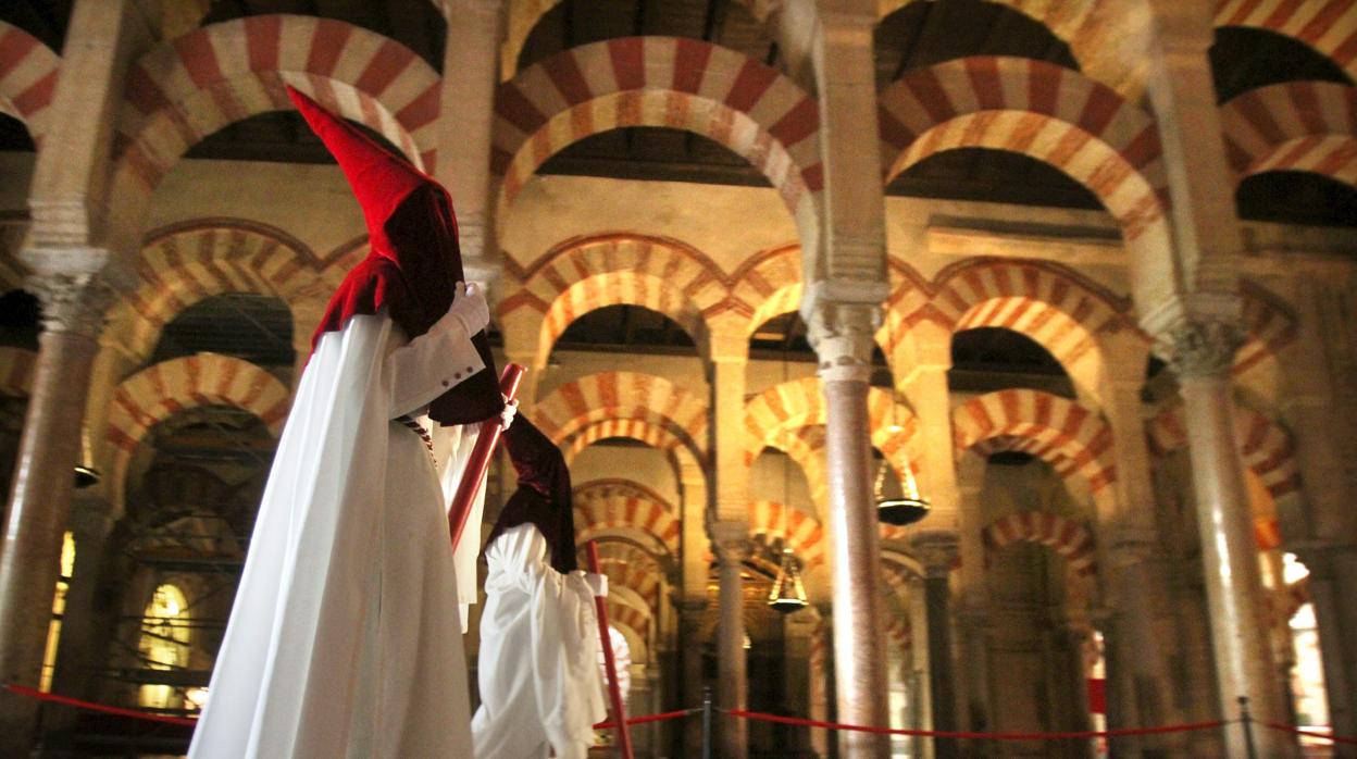 Dos nazarenos en el interior de la Mezquita-Catedral de Córdoba