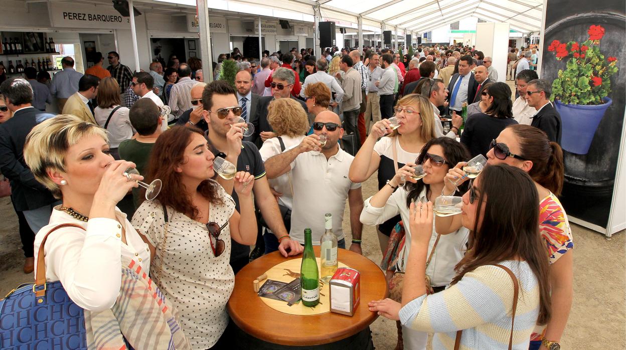 Un grupo de personas disfruta de una copa de vino en la Cata