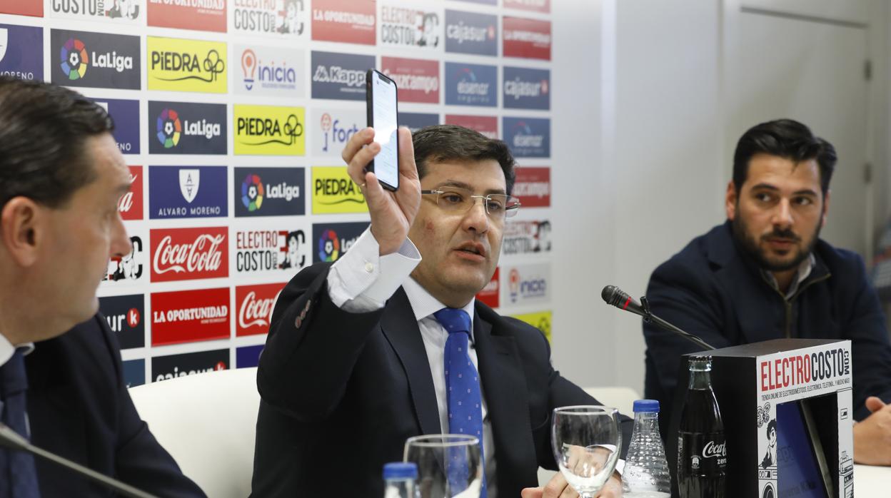 El presidente del Córdoba CF enseña un mensaje relativo al pago del millón de euros