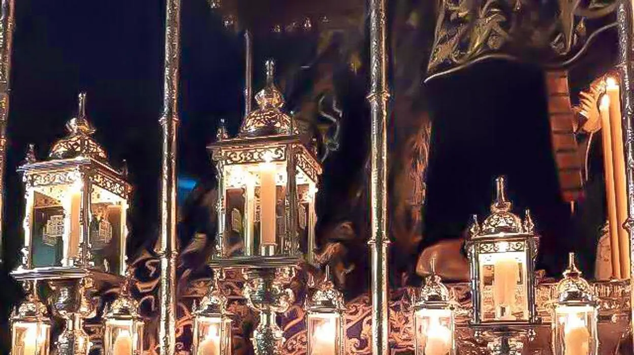 Imagen de los nuevos faroles que iluminaron el palio de la Virgen del Desconsuelo el Viernes Santo