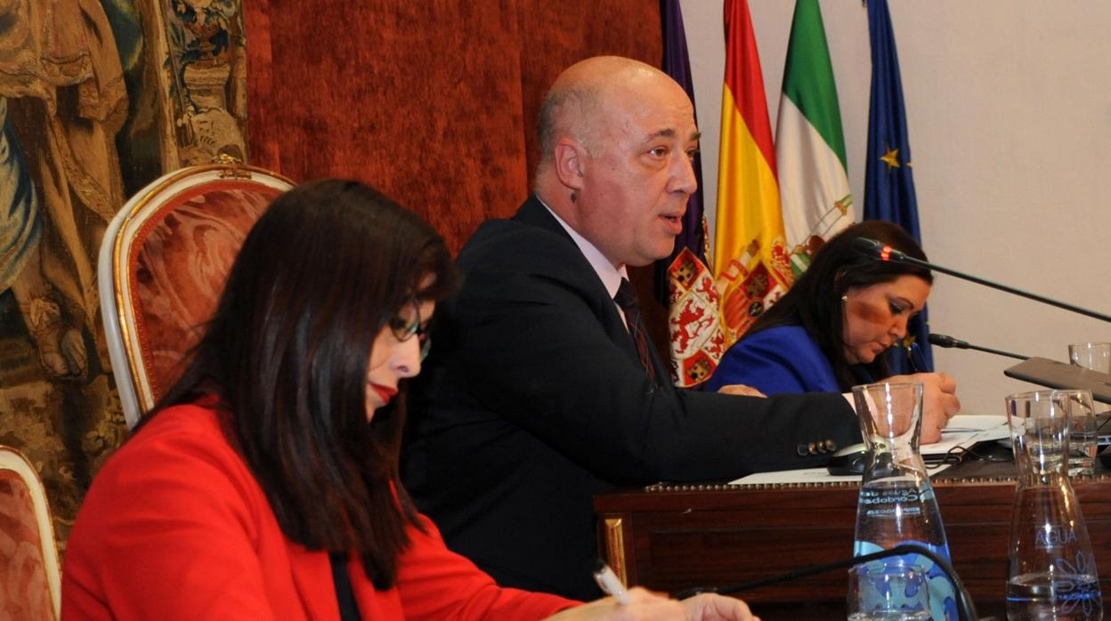 Antonio Ruiz preside el Pleno de la Diputación de Córdoba