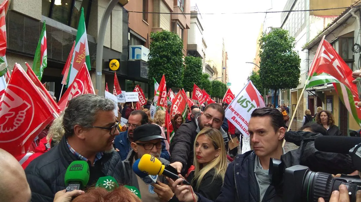 Sergio Santos y Porras Naranjo atienden a los medios en la protesta de Algeciras