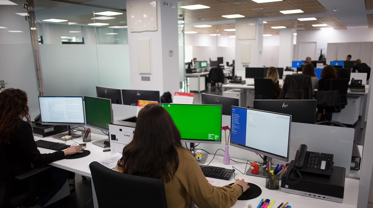 El paro bajó en Andalucía en 4.900 personas