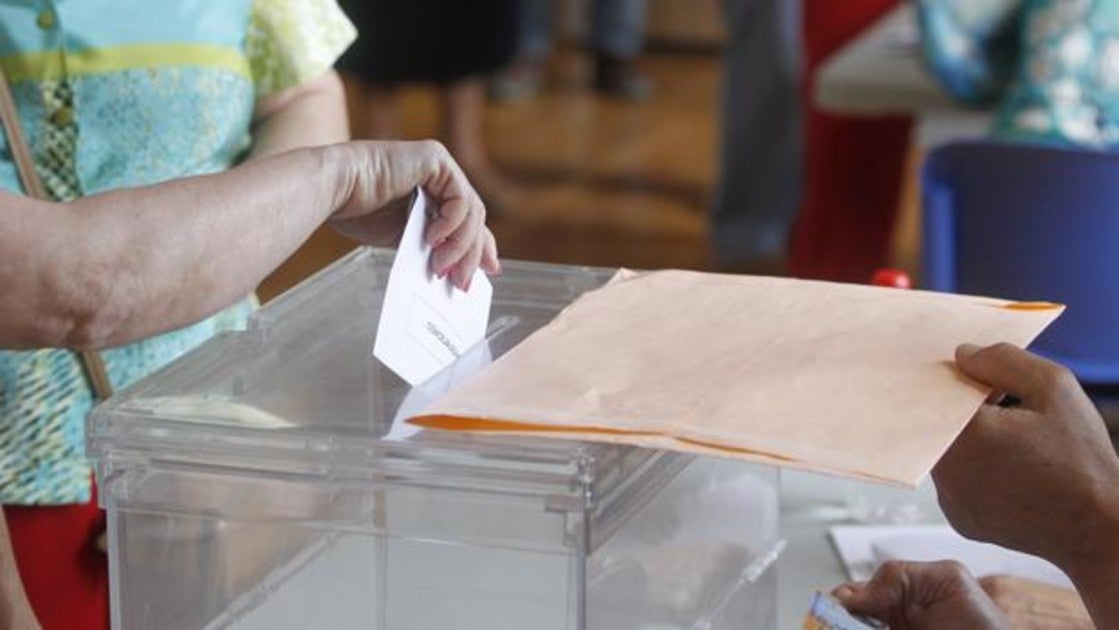 Una mujer vota en Córdoba en las elecciones municipales de 2015