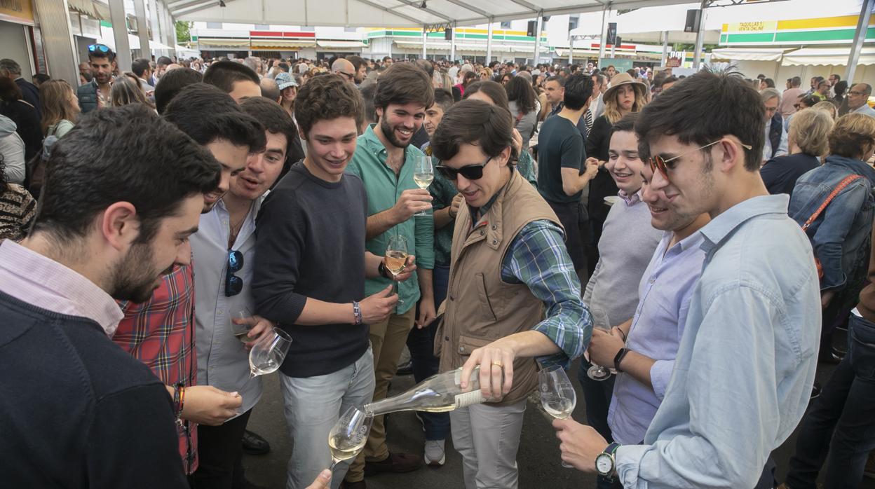 Grupo de jóvenes en el recinto de la Diputación
